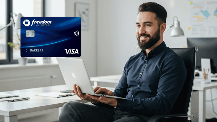 Hombre con barba sentado en una silla de oficina sosteniendo una laptop Apple, con una tarjeta de crédito Chase Freedom Unlimited visible en la esquina superior izquierda.