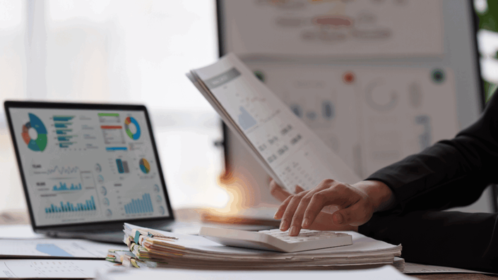 Asesor financiero confiable mostrando diferentes tipos de inversiones para un cliente.