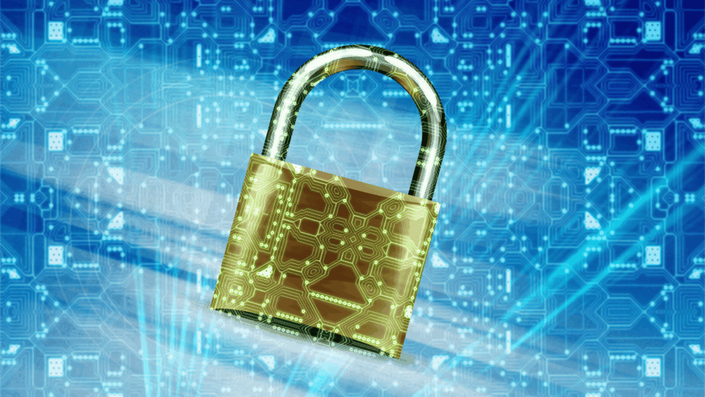 Candado dorado con un diseño de circuito electrónico sobre un fondo azul digital con patrones de circuitos y rayos de luz, simbolizando la seguridad y el proceso para obtener una cuenta bancaria sin SSN.