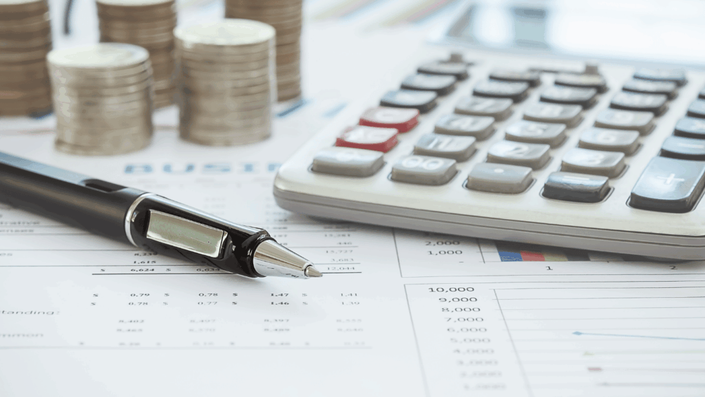 Análisis de fondos de inversión con calculadora, bolígrafo y hojas de cálculo con datos financieros y gráficos