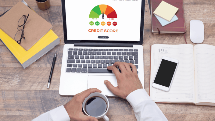 Imagen de un puntaje de crédito con una barra de colores que muestra un rango desde bajo hasta alto, simbolizando el historial crediticio y su impacto en las oportunidades financieras.