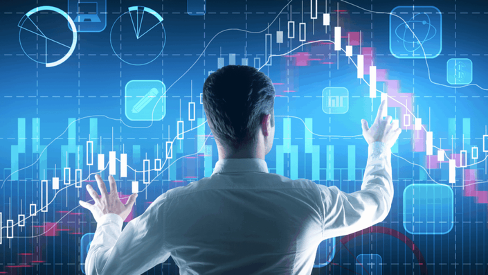 Hombre interactuando con gráficos virtuales que representan el análisis de tendencias en inversiones.