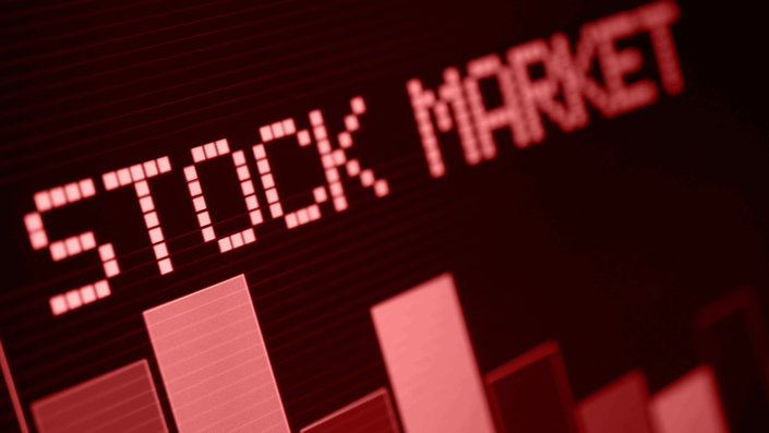 Pantalla digital roja mostrando las palabras "STOCK MARKET" en estilo pixelado sobre un gráfico de barras descendente, simbolizando la inversión en acciones y la volatilidad del mercado.