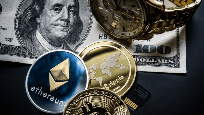 Diversas moedas digitais como Ethereum, Ripple e Bitcoin sobre notas de dólar e um relógio de luxo, ilustrando a ideia de invertir en criptomonedas en EE.UU.