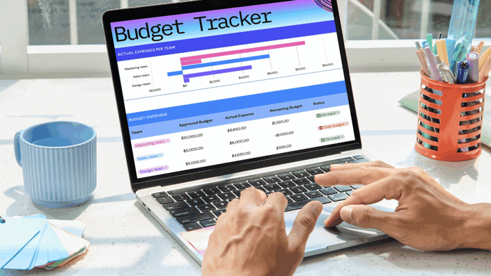 Una persona creando un presupuesto detallado en su laptop para gestionar sus finanzas de manera efectiva durante el Desempleo.