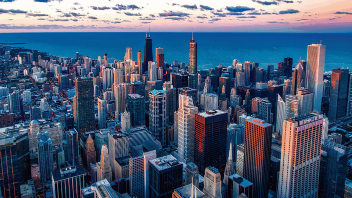 Vista panorámica del horizonte de una ciudad moderna y en crecimiento, representando las oportunidades de inversión en bienes raíces en mercados de alta demanda.